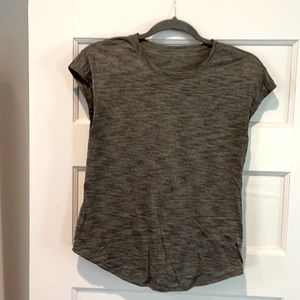 Lululemon tech short sleeve size 4